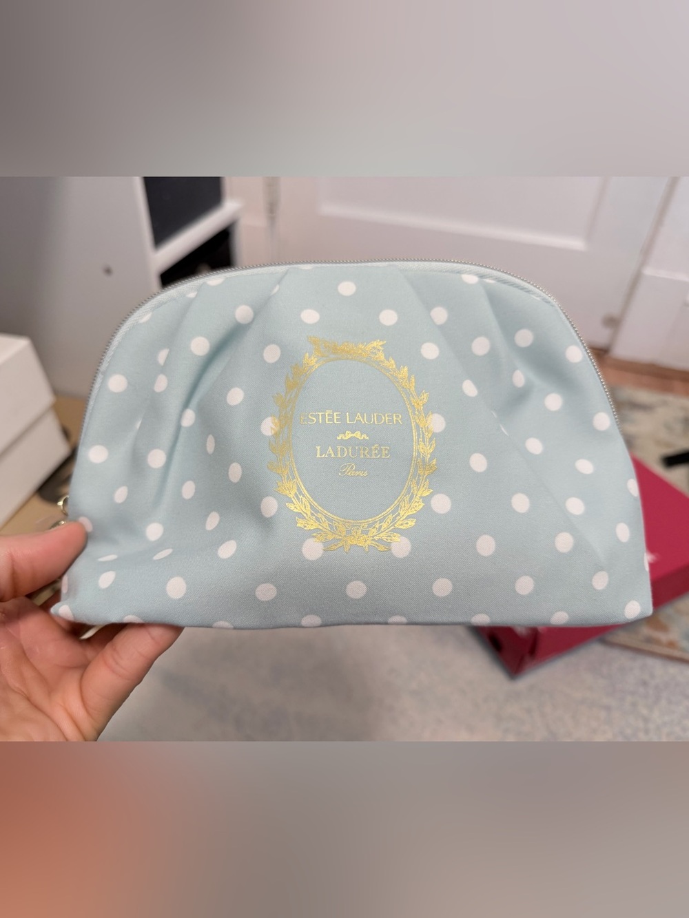Brand New Estée Lauder Light Blue Polka Dot Cosmetic Pouch with Gold Emblem - Picture 4 of 7